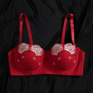 Detail van rode plus size push-up bh met elegant wit geborduurd bloemenpatroon
