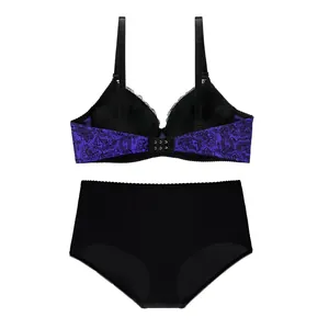 Detail des lila Spitzen-Dessous-Sets mit Bügel-BH und schwarzem Slip mit mittlerer Taille.