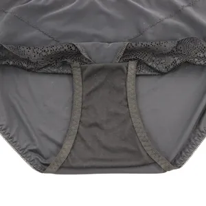 Gros plan de culotte noire sans couture avec bordure en dentelle et gousset en coton