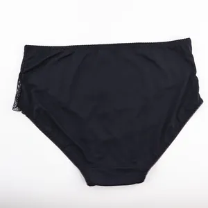 Culotte sans couture grande taille noire avec bordure en dentelle sur fond blanc uni.