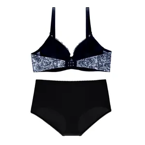 Rückansicht von Spitzen-BH mit Blumenmuster und passender schwarzer High-Waist-Unterhose