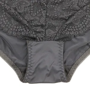 Gros plan sur la dentelle noire et le tissu lisse d'une culotte sans couture femme