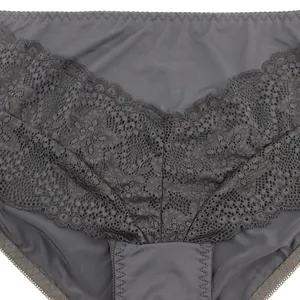 Gros plan sur les détails de dentelle florale noire d'une culotte sans couture pour femme