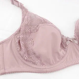 Nahaufnahme eines rosa Spitzen-BHs mit zarter Schleife und Bügelstütze.