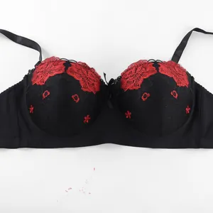 Elegante zwarte kanten push-up bh met rood bloemenborduurwerk en ademende dunne cups