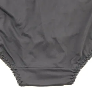 Détail d'une culotte noire sans couture extensible avec finition couture zigzag.