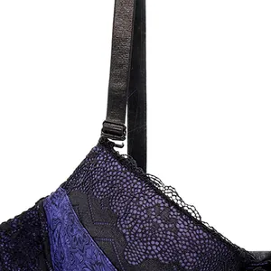 Detail eines lila Spitzen-BHs mit verstellbarem schwarzem Träger
