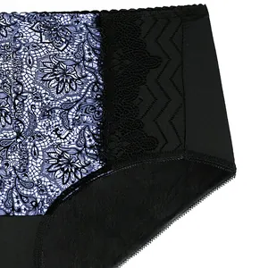 Detailansicht der aufwendigen schwarzen Blumenspitze und des Mesh-Gewebes dieser Damen-Slips