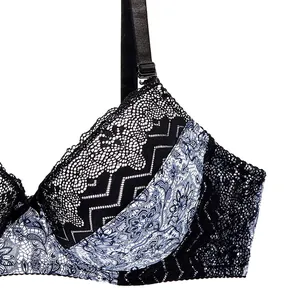 Nahaufnahme eines exquisiten schwarzen Spitzen-BHs mit blauem Blumenmuster und Mesh-Texturen