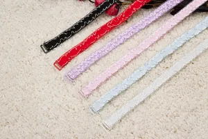 Détail de bretelles de soutien-gorge en tissu dentelle multicolore sur fond doux