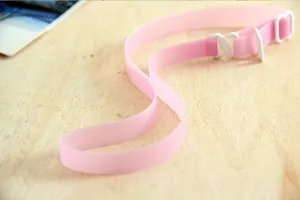 Détail du bandeau de soutien-gorge en silicone rose mat de 1,5 cm, élastique et doux