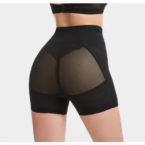 Dettaglio posteriore degli shorts modellanti a vita alta con pannelli in mesh e pizzo.