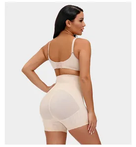 Vista dettagliata posteriore di pantaloncini modellanti beige a vita alta con pizzo