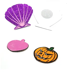 Detailansicht von glitzernden Muschel- und bestickten Kürbis-Nippel-Patches Pasties