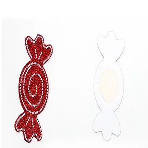 Detaillierte Vorder- und Rückansicht glitzernder roter Brustaufkleber in Bonbonform für Damen