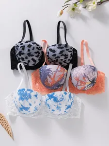 Details van driedelige kanten bh-set met luipaard-, tropische en blauwe prints