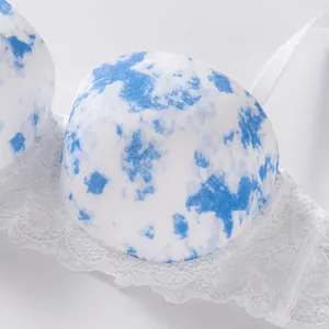 Push-up beugelbeha met blauwe wolkenprint en verfijnde witte kanten afwerkingen