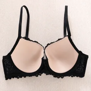 Eleganter schwarzer Spitzen-Push-up-BH mit nudefarbenen Cups für Hebe- und Stützeffekt