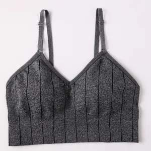 Detailansicht eines grauen, nahtlosen Strick-Camisoles mit V-Ausschnitt und Trägern
