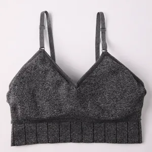 Detailansicht des grauen, nahtlosen Strickgewebes eines V-Ausschnitt Yoga Sport-BHs