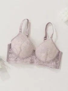 Détail de soutien-gorge en dentelle florale mauve sexy avec armatures et broderies