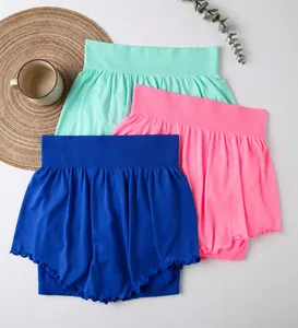 Detalle de los pantalones cortos de fitness 2 en 1 de talle alto en azul.