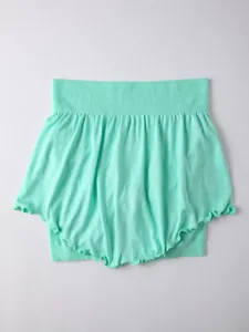 Vista detallada de una falda de yoga de dos piezas verde menta con dobladillo y cintura elástica