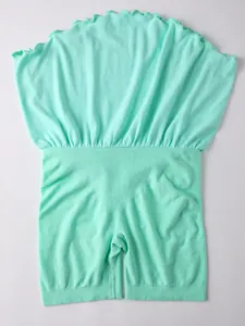 Vista posterior de falda pantalón de yoga 2 en 1 verde menta para fitness y atletismo.