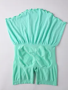 Vista detallada de los pantalones cortos de yoga 2 en 1 verde menta con falda levanta glúteos.