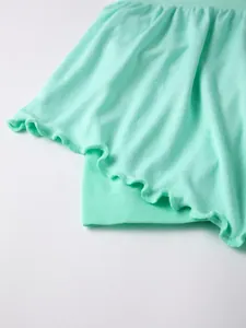 Primer plano de falda pantalón de yoga verde menta con dobladillo con volantes