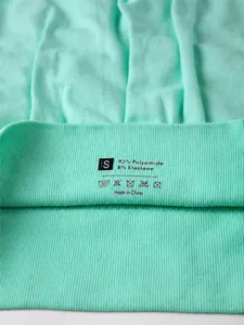 Detalle de la cintura elástica de canalé menta hecha de 92% poliamida y 8% elastano