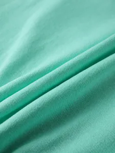 Primer plano de la textura de la tela de punto transpirable verde menta para faldas de yoga