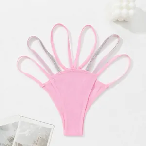 Détail rapproché d'un string côtelé rose sexy avec fines bretelles pailletées argentées