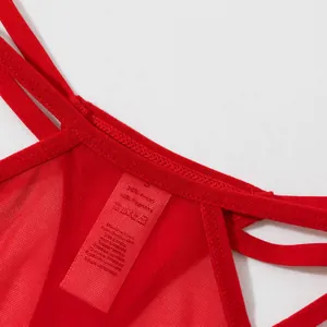 Sexy roter Mesh-Tanga mit verstellbaren dünnen Trägern und zartem transparentem Stoff