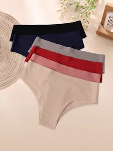 Ensemble de six culottes sans couture en soie glacée sur un fond beige élégant