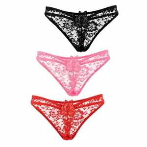 Set di tre slip sexy in pizzo nei colori nero, rosa e rosso con motivi floreali