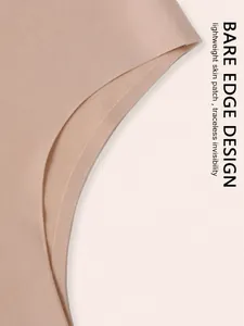 Détail en gros plan d'un string en soie glacée beige sans couture avec bord découpé au laser