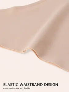 Détail de la taille élastique confortable d'un string sans couture en soie glacée pour femmes