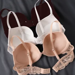 Elegante conjunto sujetador push-up de encaje con aros y tirantes ajustables blanco y beige