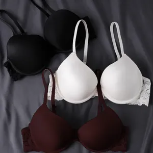 Elegantes sujetadores push up con superficie lisa y encaje lateral en colores clásicos