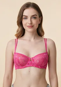 Gros plan détaillé d'un soutien-gorge push-up en dentelle rose avec fines bretelles.