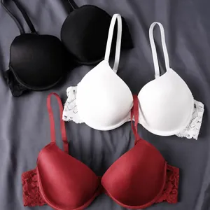 Elegantes sujetadores push-up de encaje en negro blanco y burdeos con aro de soporte