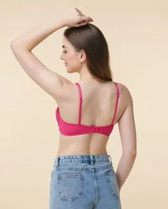 Détail de la vue arrière d'un soutien-gorge push-up en dentelle rose de style français