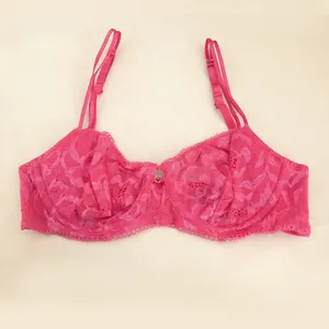 Détail de soutien-gorge en dentelle rose vif avec d'élégantes fines bretelles doubles