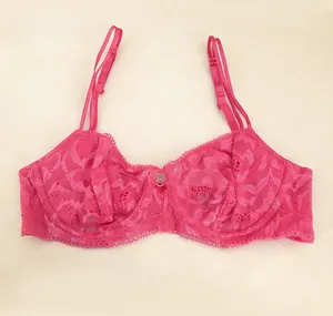 Détail du soutien-gorge push-up en dentelle rose avec de fines bretelles réglables