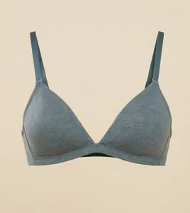 Nahaufnahme eines bequemen grauen bügellosen BHs aus Modal mit Triangel-Cups für Damen.