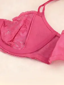 Vue détaillée de la dentelle rose et du tissu en maille d'un soutien-gorge push-up