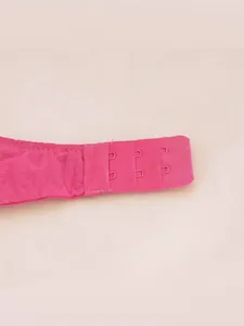 Gros plan détaillé sur l'agrafe à trois rangées d'un soutien-gorge sexy en dentelle rose