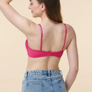 Vue arrière d'un joli soutien-gorge push-up en dentelle rose avec de fines bretelles