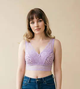 Detailansicht eines französischen lila Spitzen-Bralettes ohne Bügel mit Blumenmuster